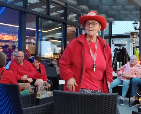 Karaokeyleisöä terassilla pe 24.7.2026.