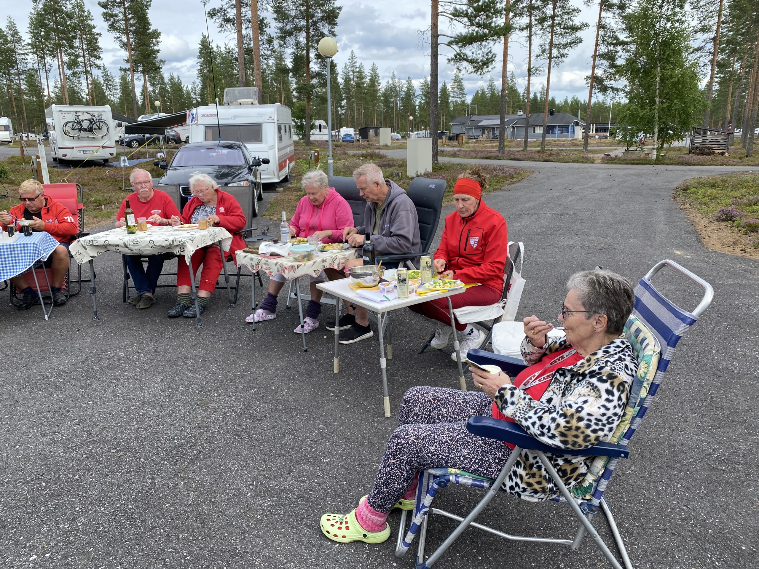Pe 24.6.2027 kokoonnuimme yhteiseen pyöreään pöytään ennen saunoja
