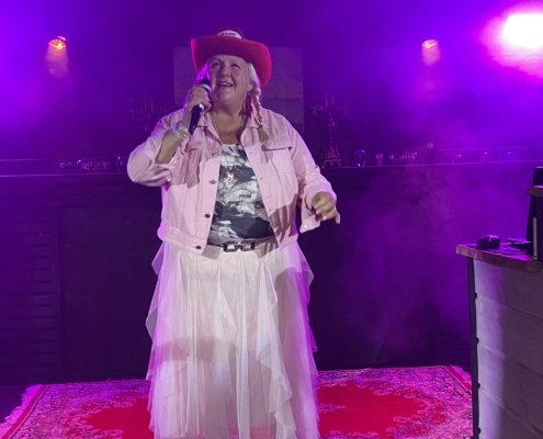 Maarit avasi karaokeillan laulamalla "Kesä yhdessä" kaikille kabelaisille
